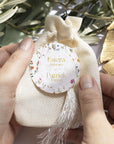 Etichetă rotundă florală pentru nuntă, elegantă și personalizată – Diandra Events