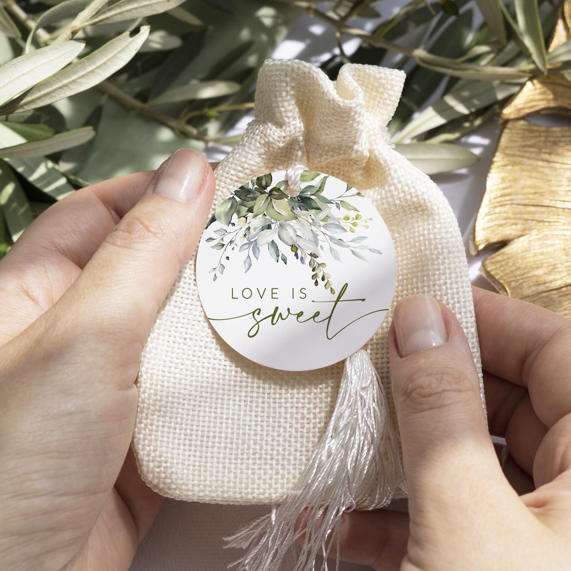 Etichete rotunde personalizate pentru nuntă, carton premium elegant – Diandra Events.