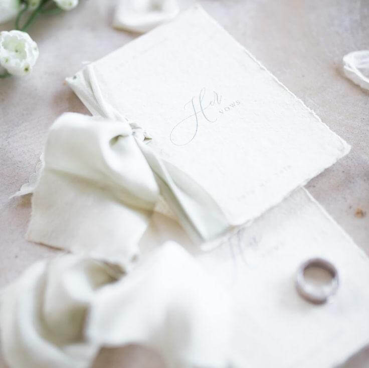 Booklet jurăminte nuntă personalizat Diandra Events, fine art, copertă cu monogramă florală.