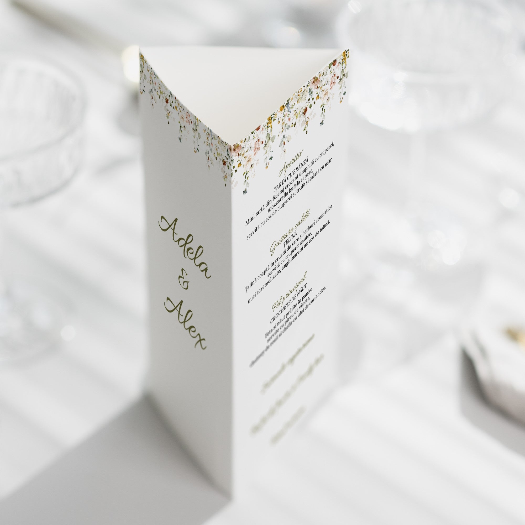 Meniu triunghi nuntă Diandra Events, handmade din carton premium, design floral, personalizat cu nume și număr masă.
