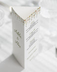 Meniu triunghi nuntă Diandra Events, handmade din carton premium, design floral, personalizat cu nume și număr masă.