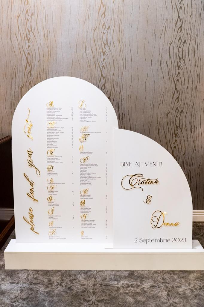 Plan de așezare a meselor și semn Bine ați venit elegant pentru nuntă, realizate de Diandra Events cu design rafinat