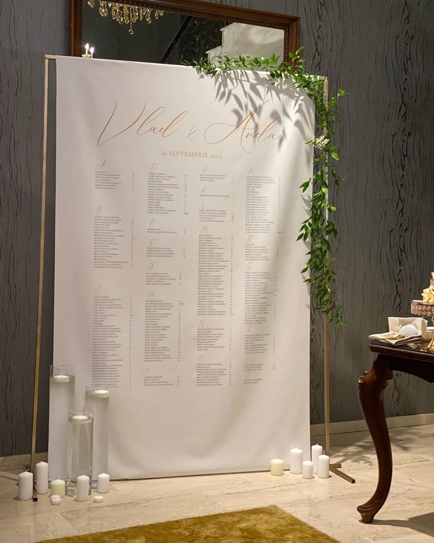 Plan de așezare a meselor din pânză personalizat pentru nuntă, realizat de Diandra Events, design elegant și durabil