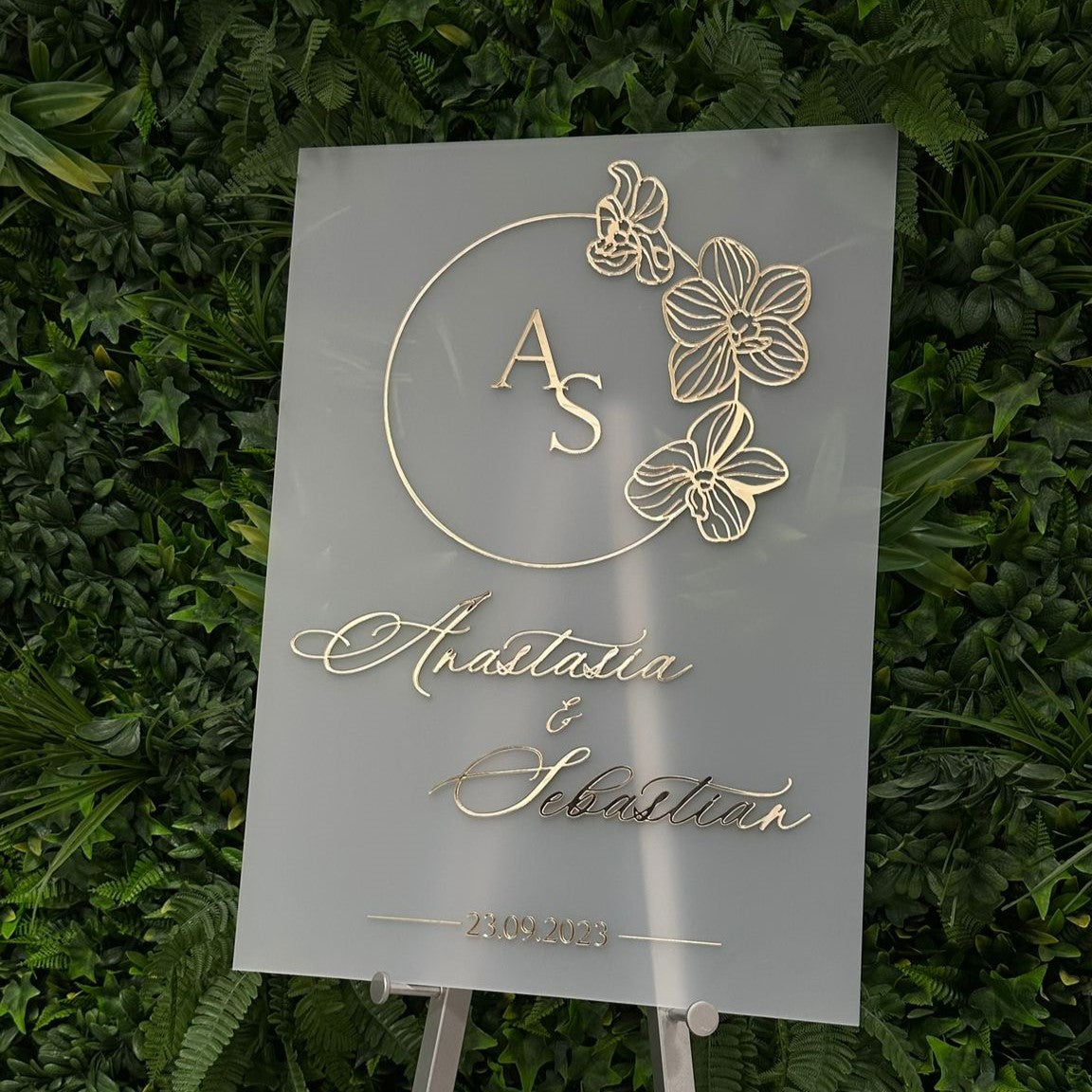 Panou bun venit nuntă personalizat din plexiglass alb cu accente aurii – Diandra Events