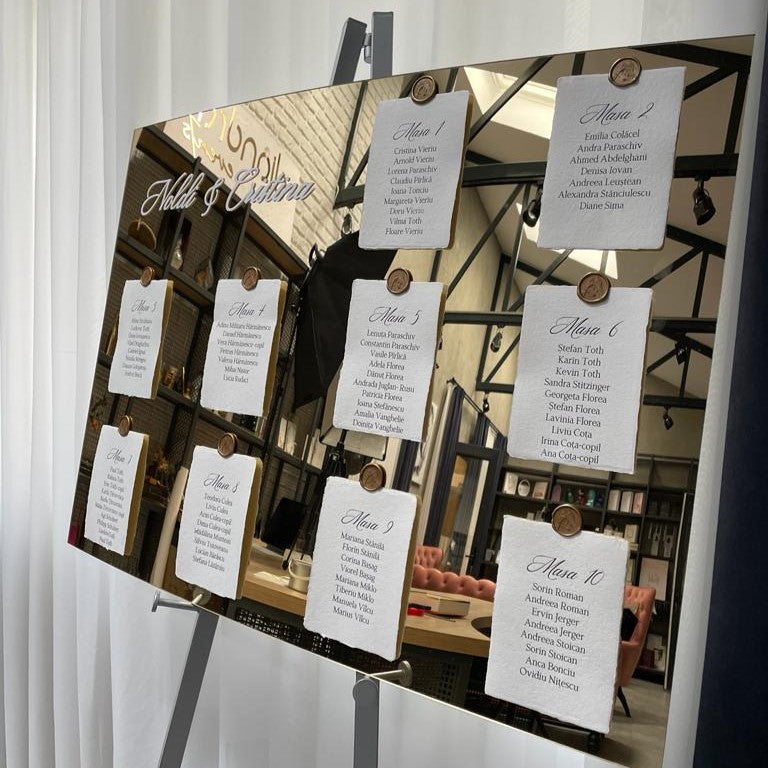 Plan de așezare mese nuntă elegant cu nume invitați scrise handmade și sigiliu din ceară