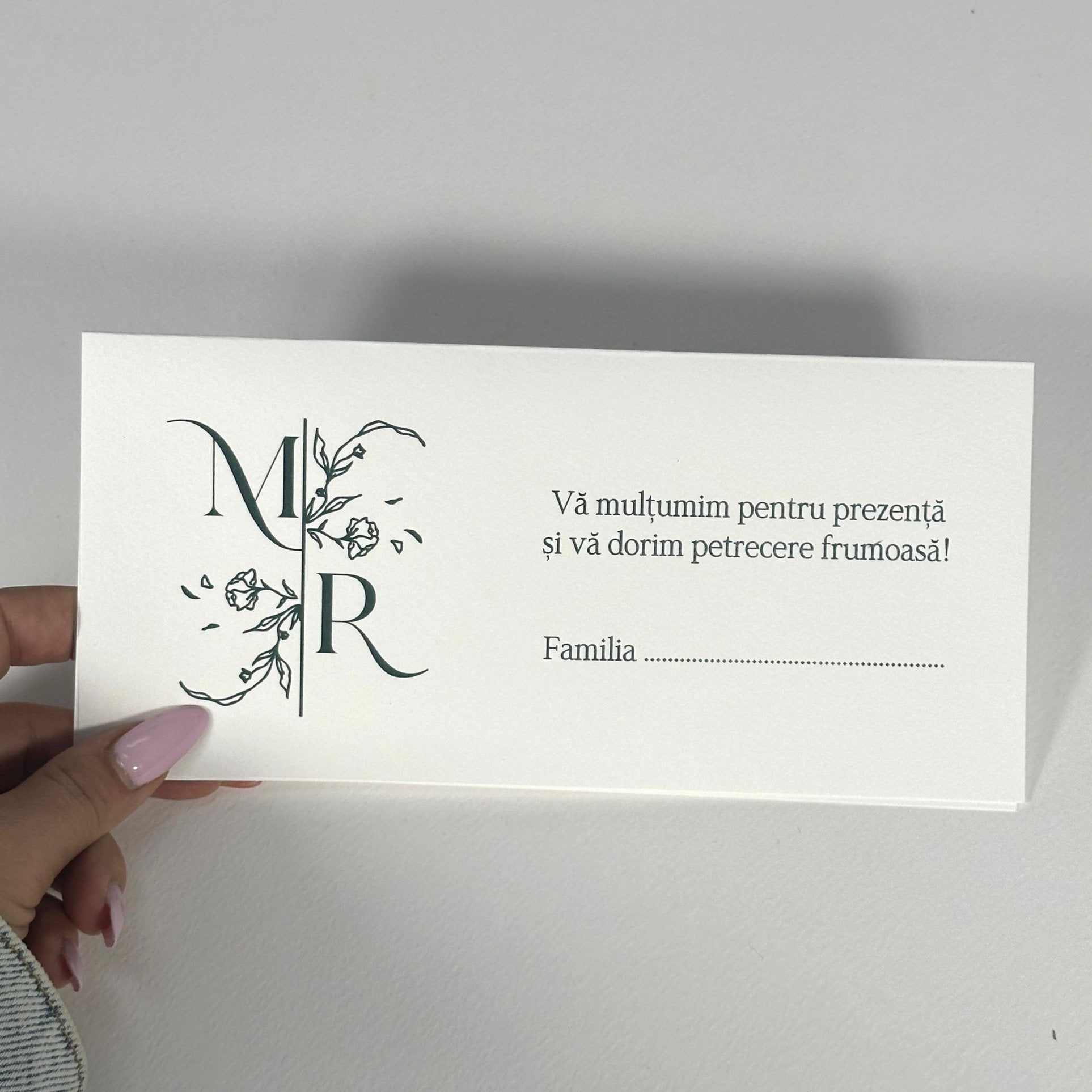 Plicuri bani personalizate pentru nuntă elegantă, create din materiale premium și integrate în papetăria de nuntă.