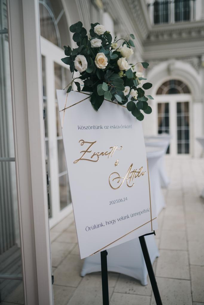 Semn acrilic elegant pentru nuntă cu mesaj Bine ați venit, design floral, Diandra Events