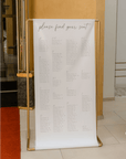 Panou din pânză cu listă de așezare a meselor, design elegant pentru nuntă, realizat de Diandra Events