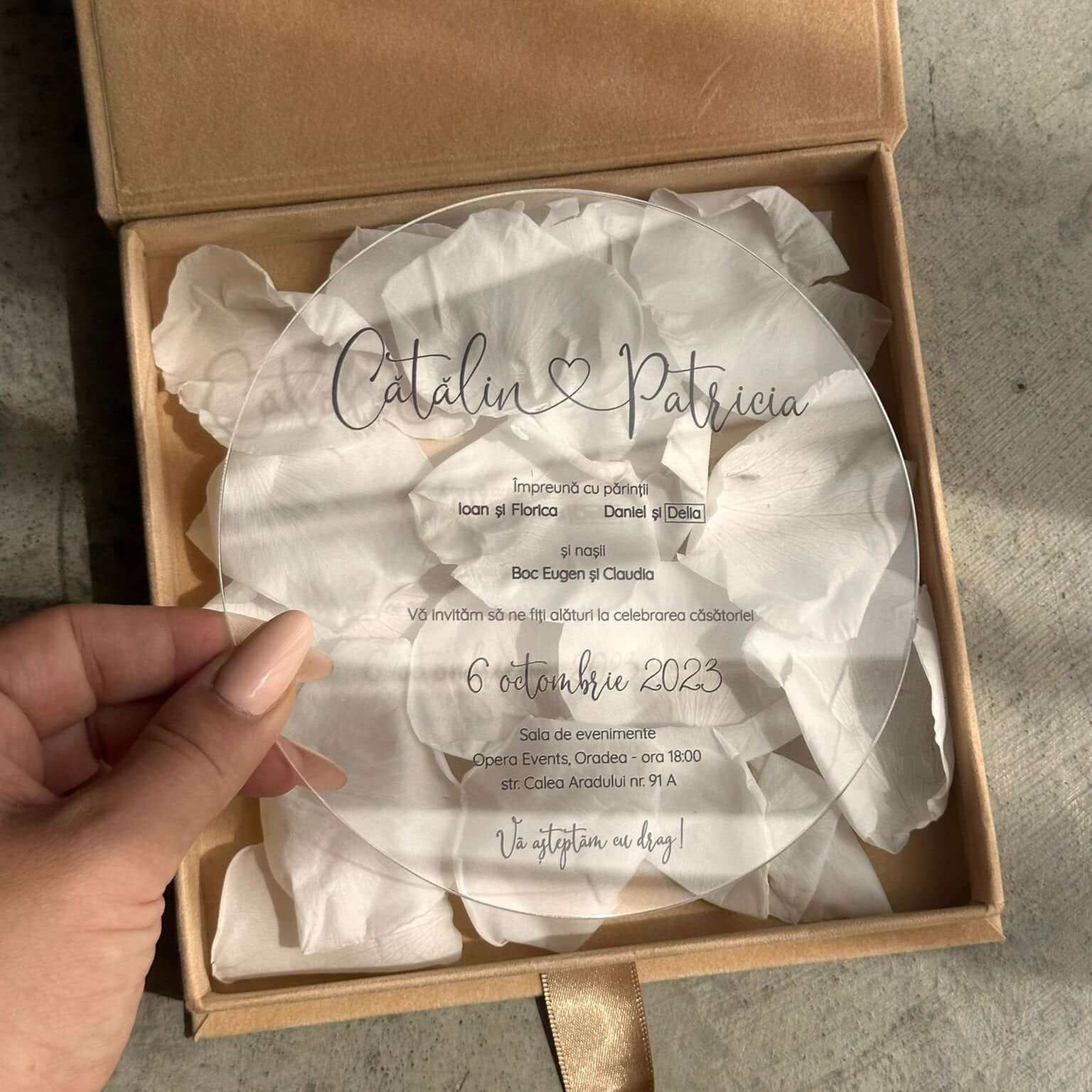 Model premium invitație de nuntă din acril by Diandra Events, cu detalii florale și prezentare exclusivistă