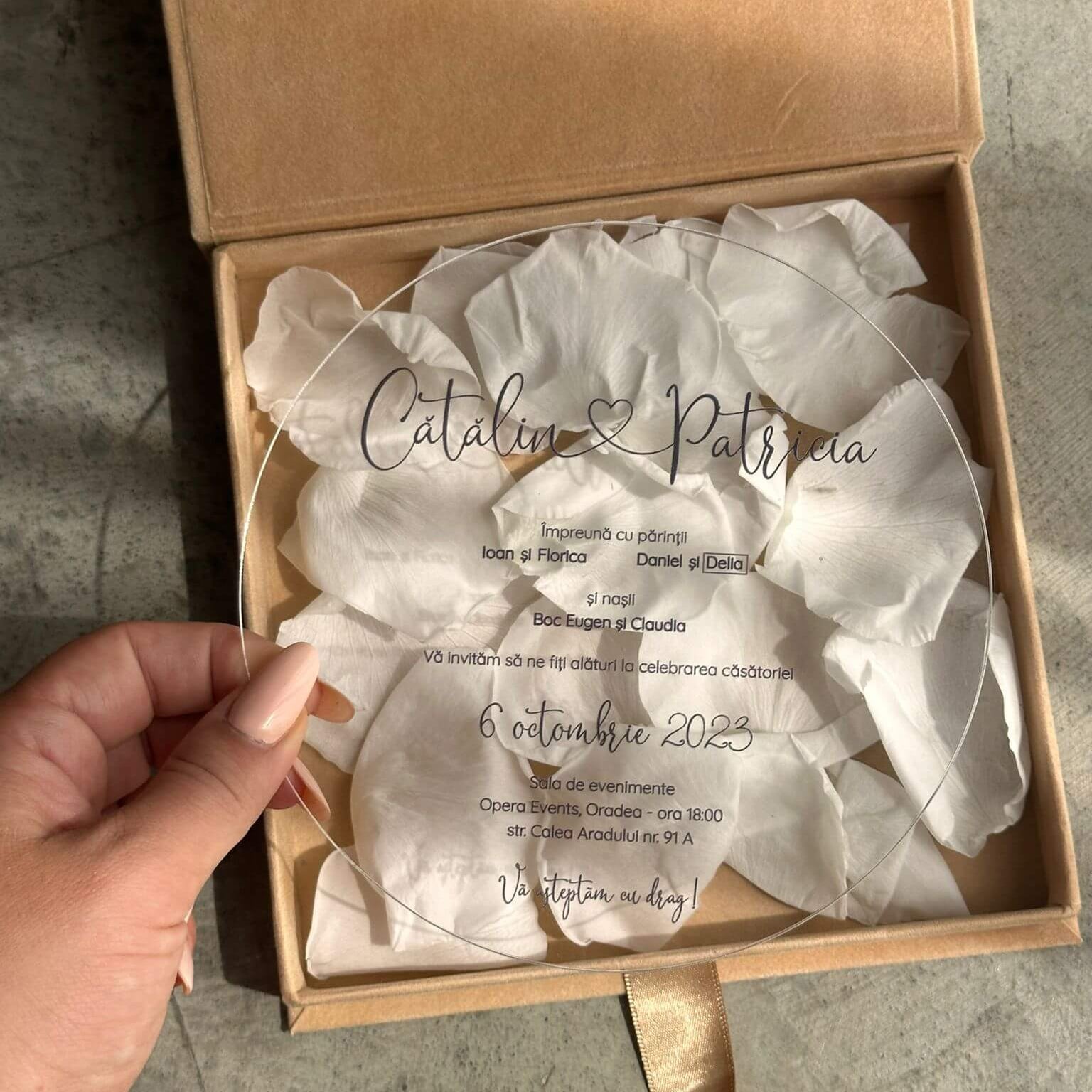 Invitații de nuntă acrilice în cutie de catifea cu petale, realizate de Diandra Events pentru evenimente elegante