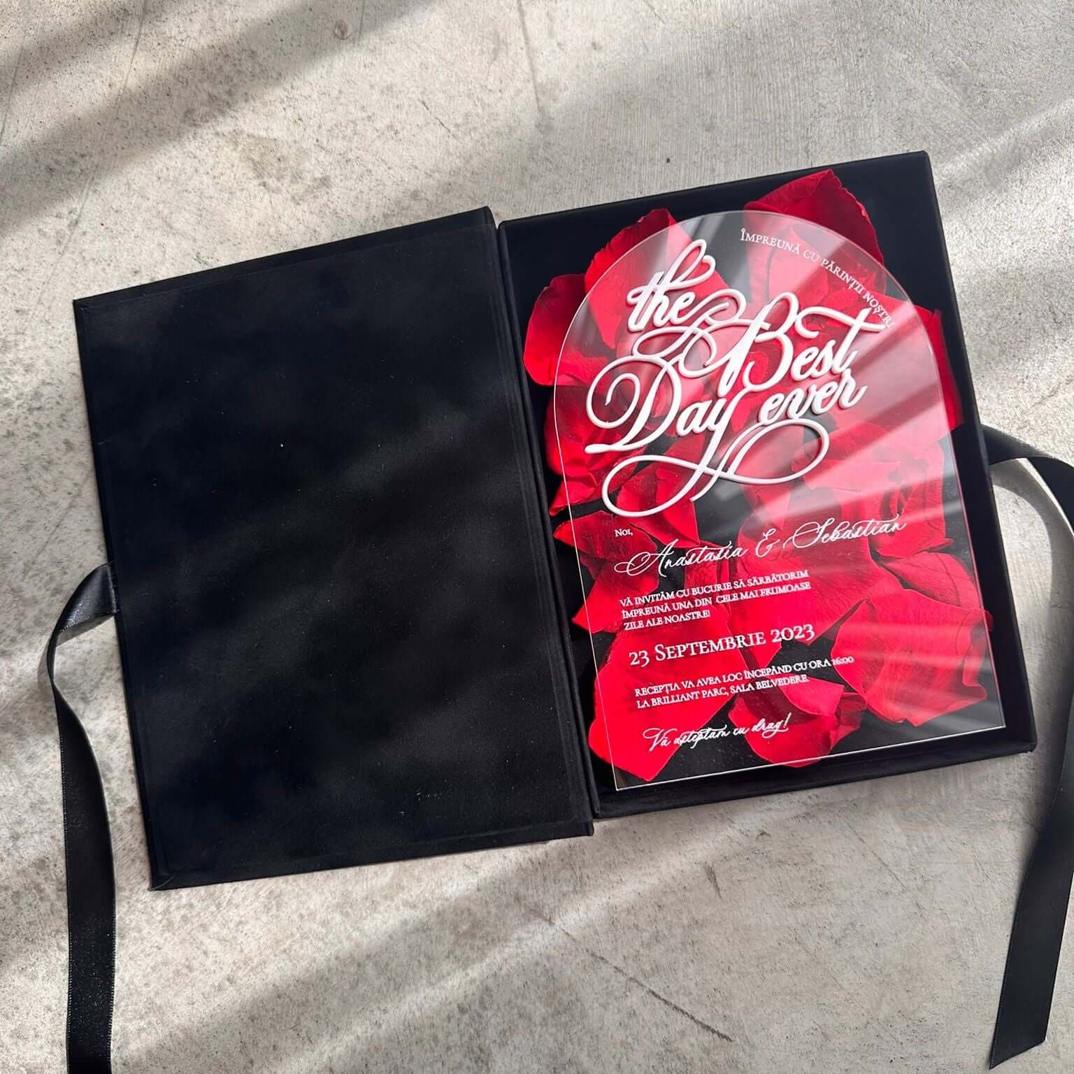 Invitație de nuntă acrilică unicat, cu petale roșii și cutie de catifea neagră, design modern și elegant – semnată Diandra Events.