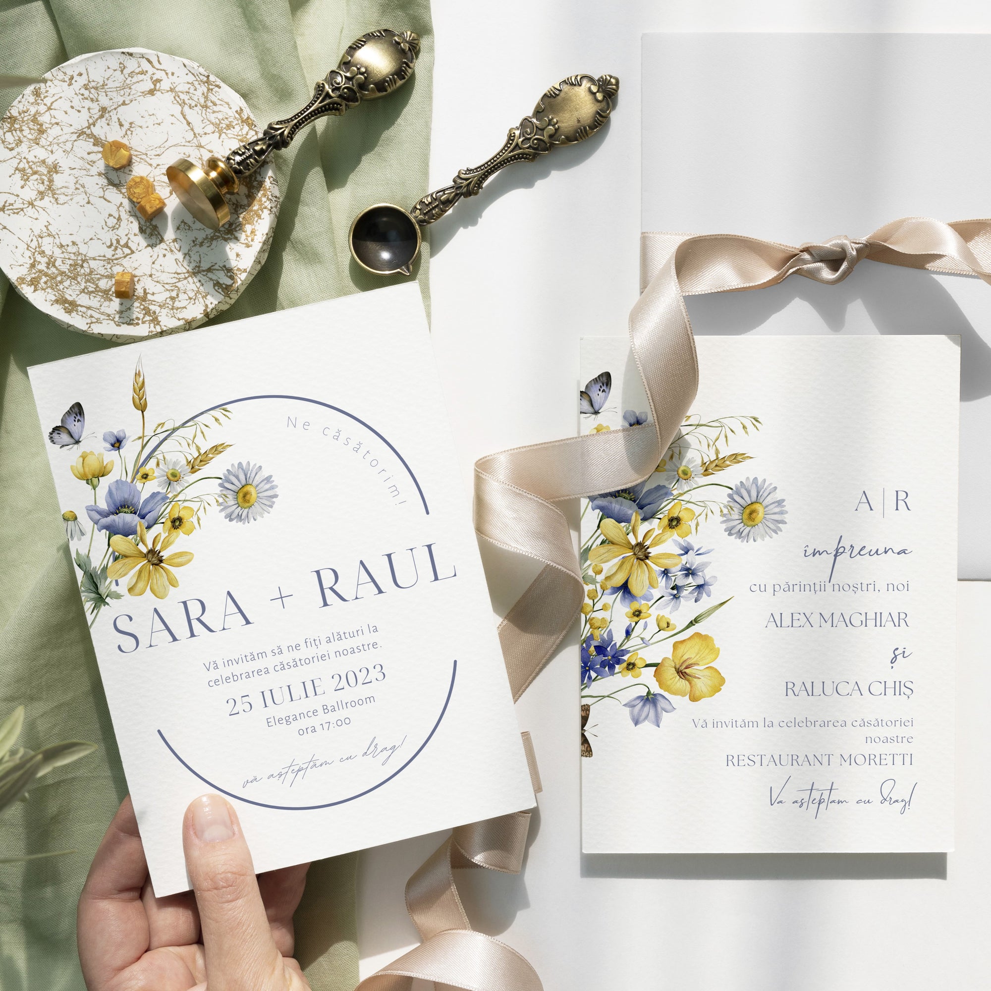 Invitație nuntă florală albastru și galben vibrant, tipografie modernă selectă elegantă, papetărie premium – Diandra Events