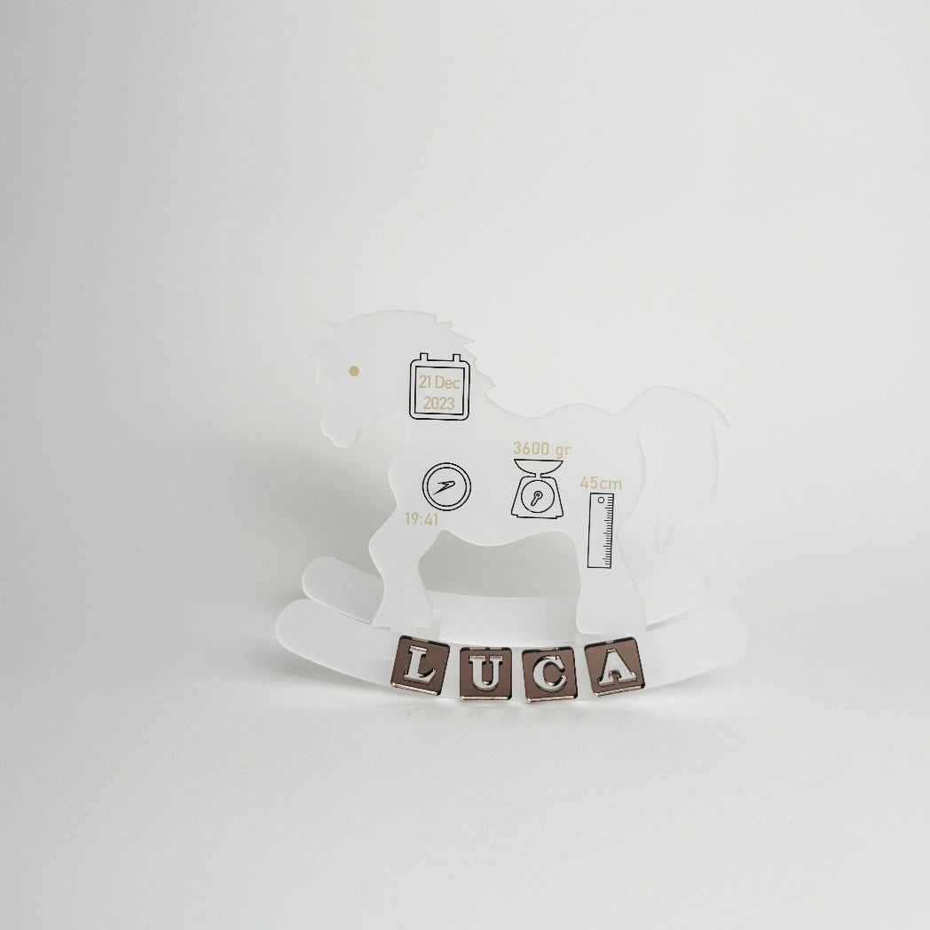 Cadou nou-născut personalizat din acril în formă de căluț cu numele copilului, greutatea și data nașterii – Diandra Events