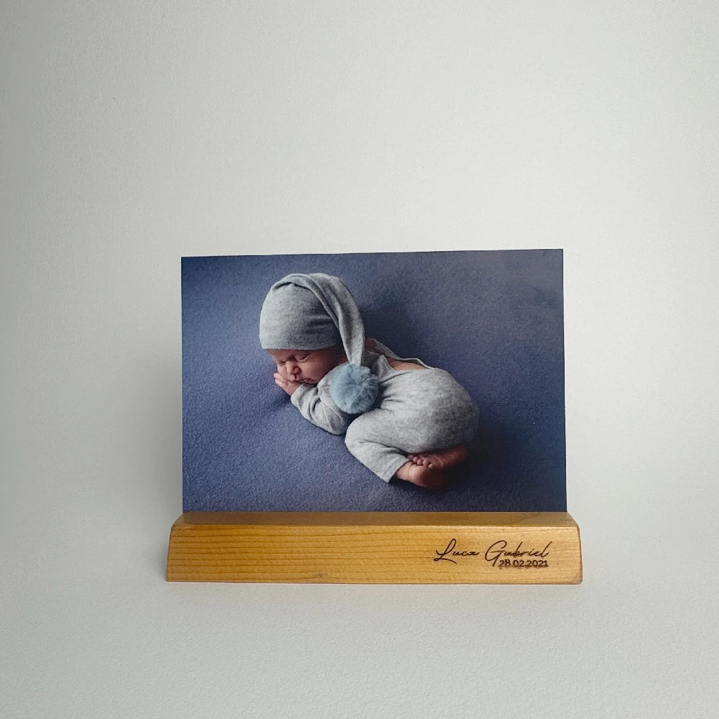 Cadou nou-născut personalizat cu fotografie pe suport din lemn gravat – Diandra Events