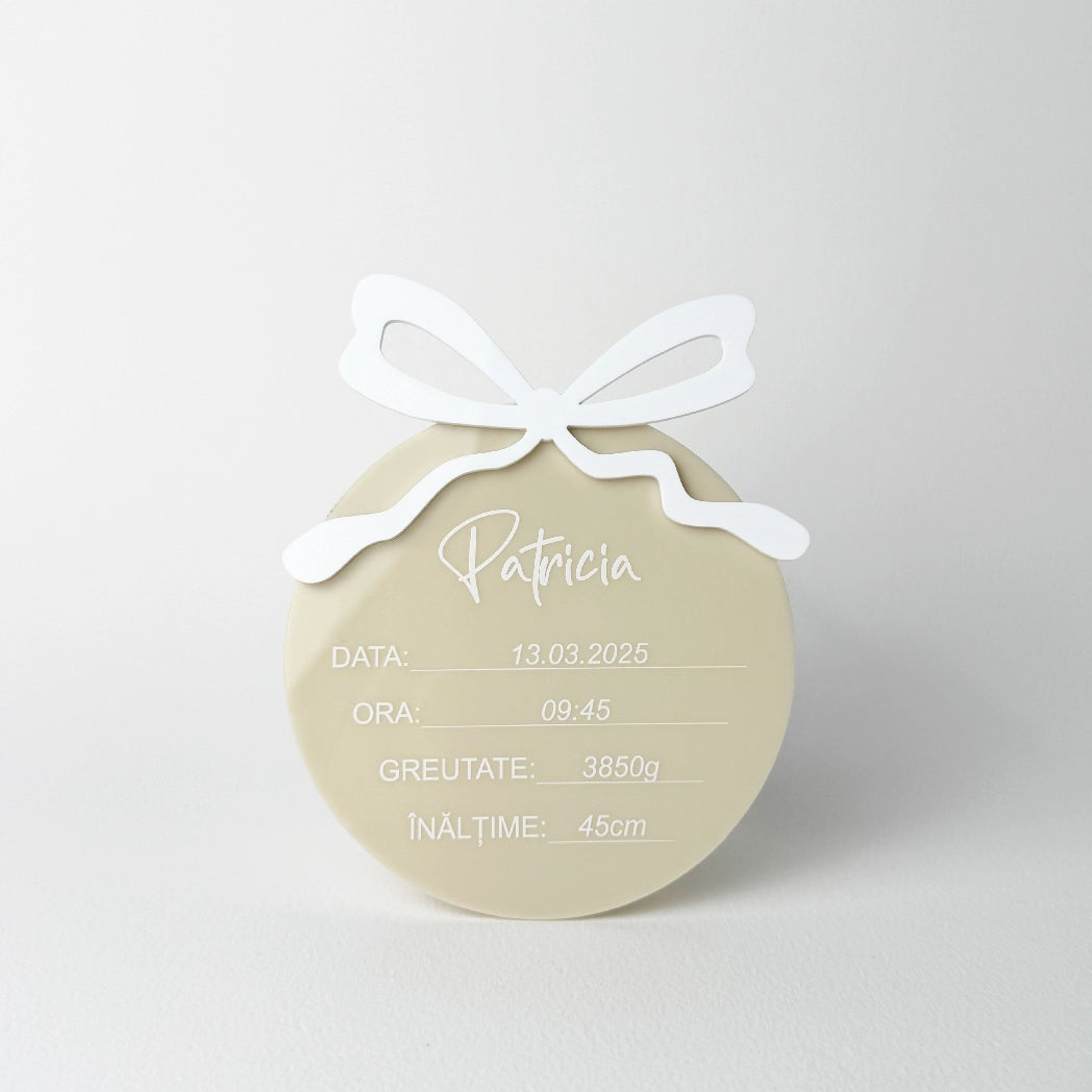 Cadou nou-născut personalizat din acril rotund cu fundă albă și detalii de naștere gravate – Diandra Events