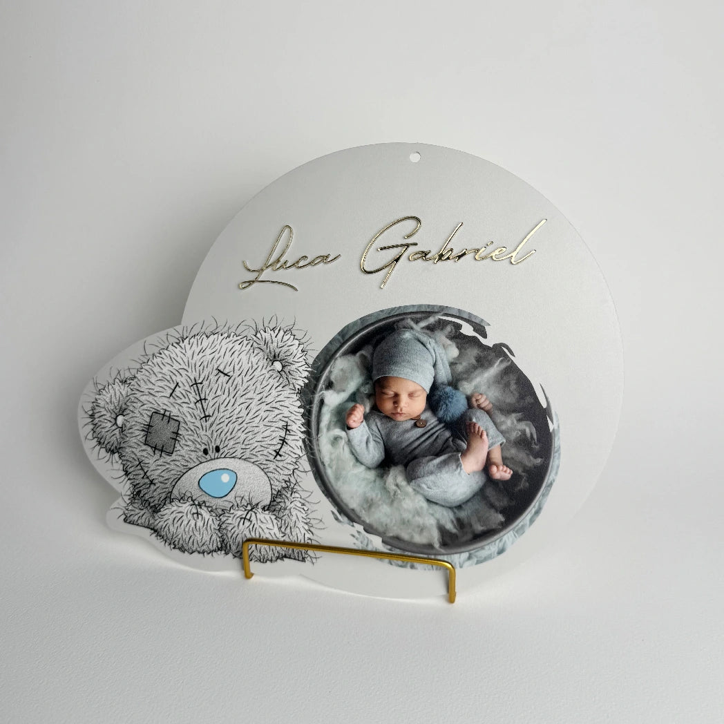 Cadou nou-născut personalizat din acril și PVC cu ursuleț și fotografie bebeluș – Diandra Events