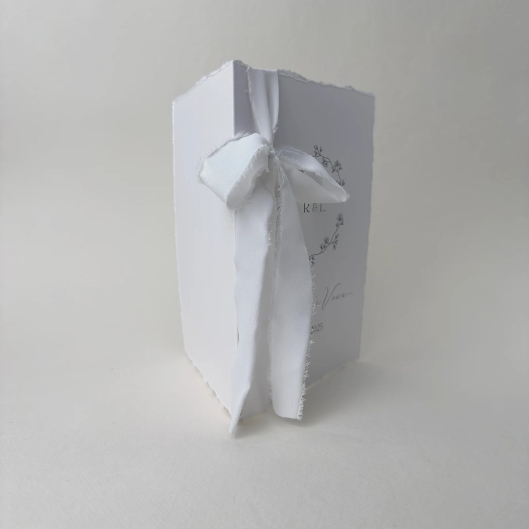 Detaliu carte jurăminte personalizată cu fundă luxury din mătase albă