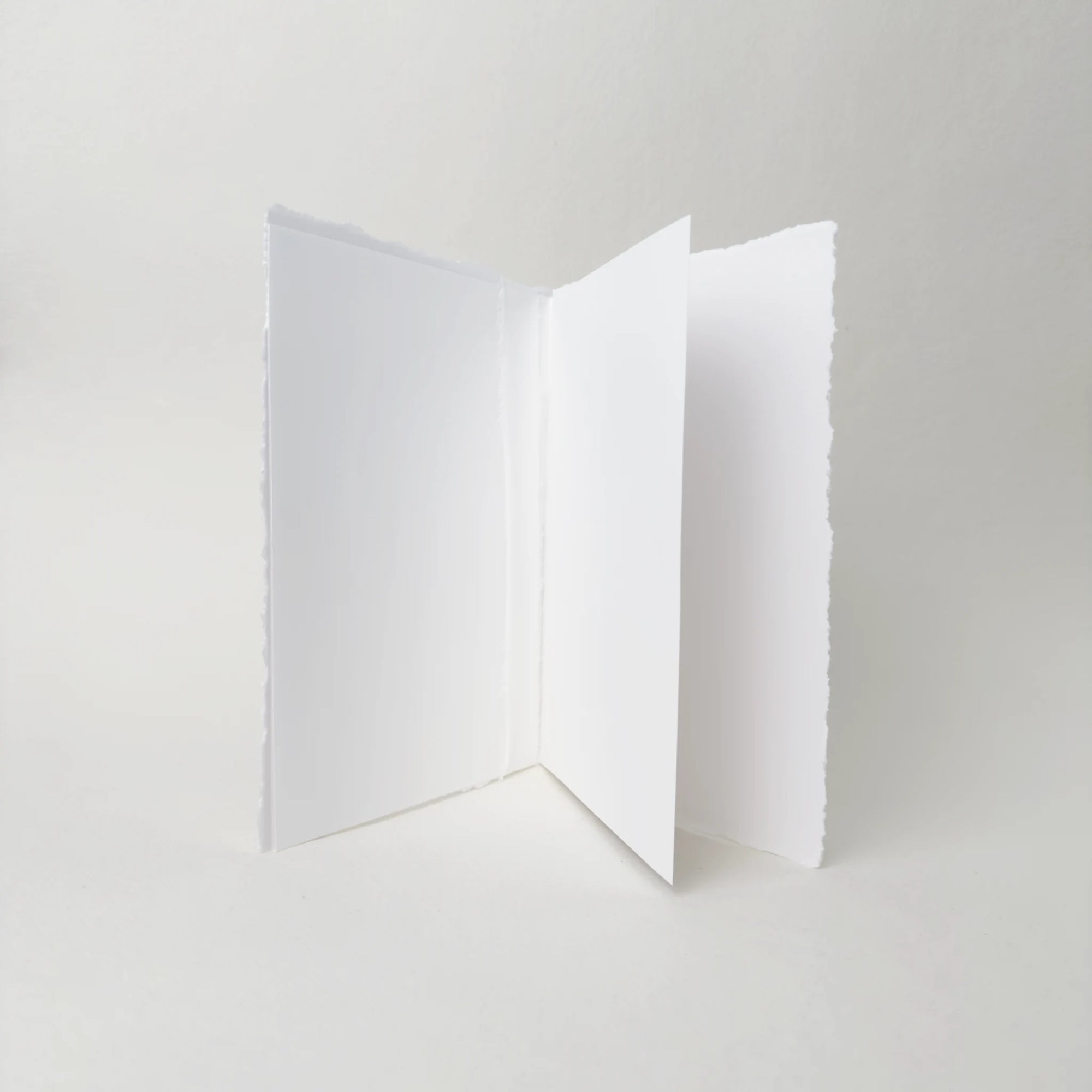 Interior carte jurăminte personalizată cu pagini albe și margini texturate – Diandra Events