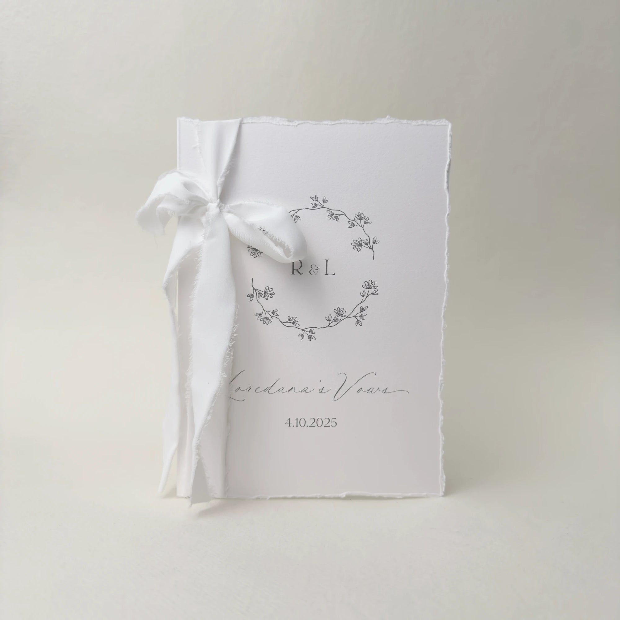 Carte jurăminte personalizată cu fundă din mătase albă, design romantic – Diandra Events