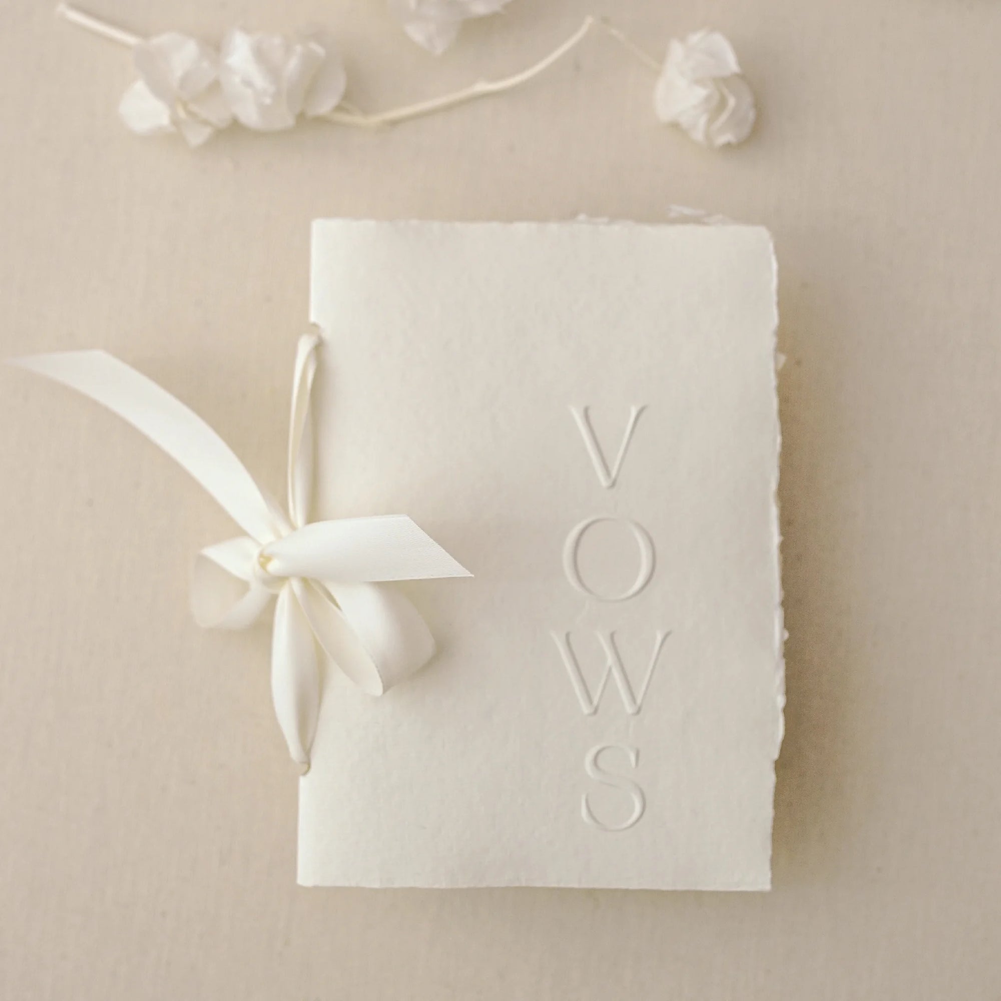 Carte jurăminte Vows albă cu panglică din mătase, hârtie manuală handmade, personalizată Diandra Events pentru nuntă elegantă