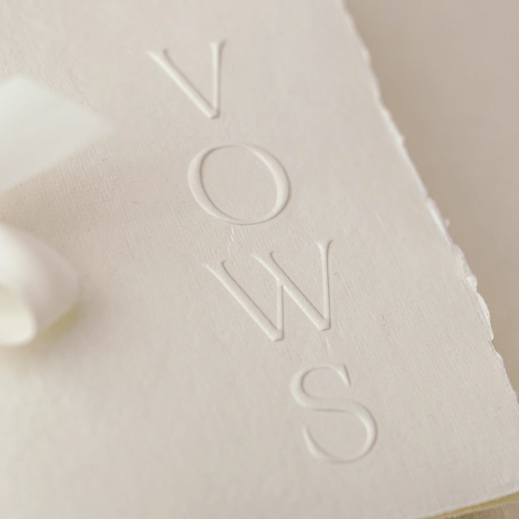 Carte jurăminte Vows albă cu copertă elegantă, realizată manual din hârtie artizanală, semnată Diandra Events