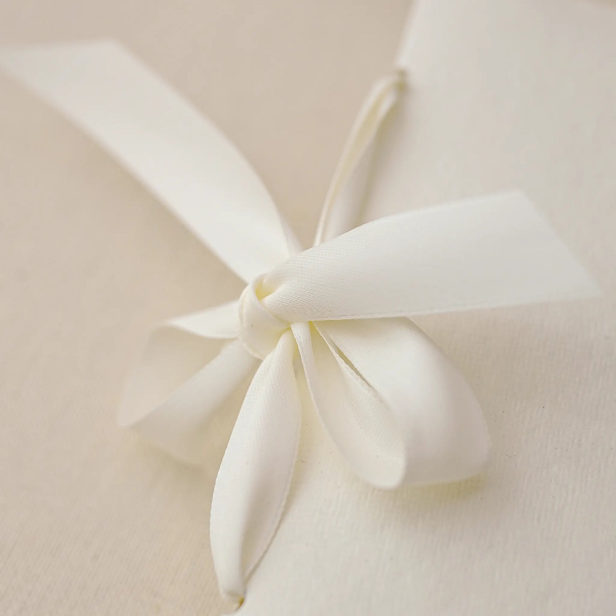 Detaliu panglică carte jurăminte Vows albă handmade din hârtie manuală, Diandra Events – pentru jurăminte pe hârtie