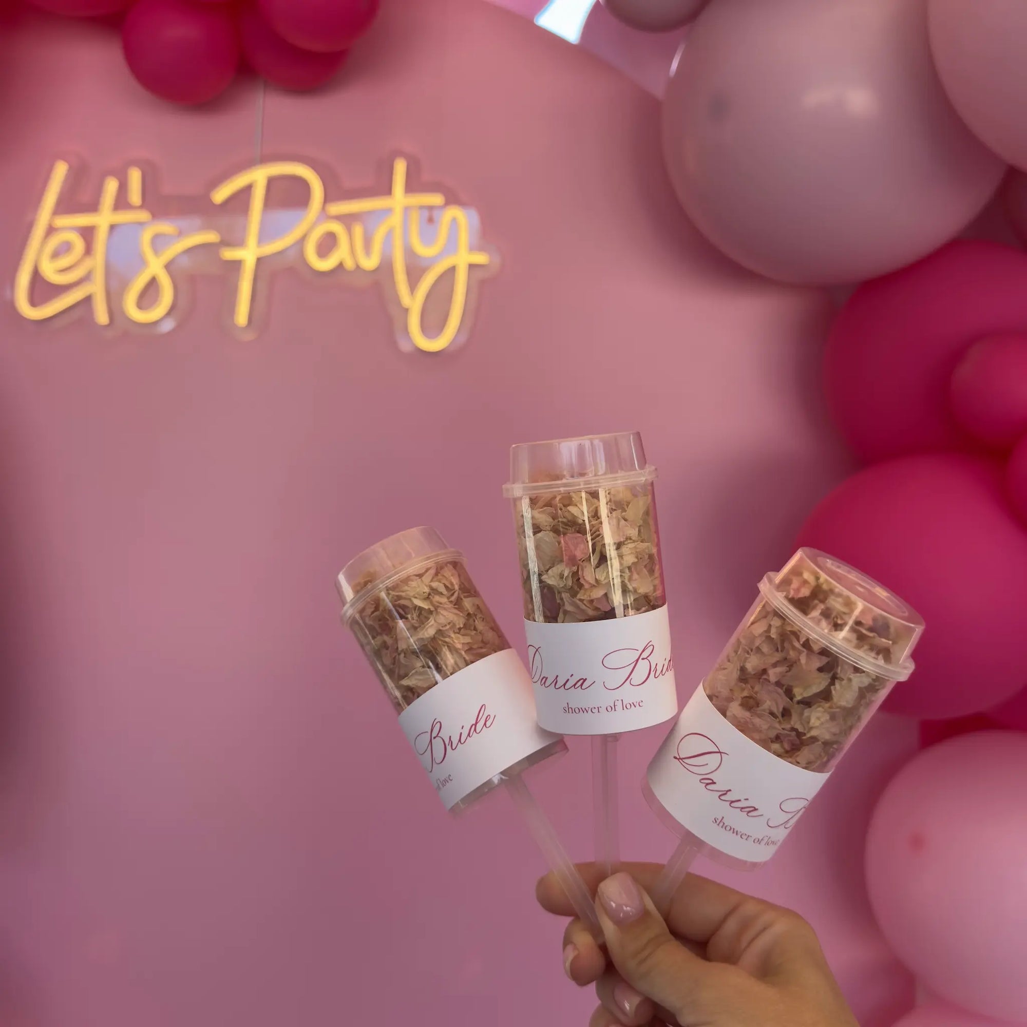 Confetti flori nuntă personalizat, realizat din flori uscate naturale pentru petreceri burlăcite și evenimente elegante