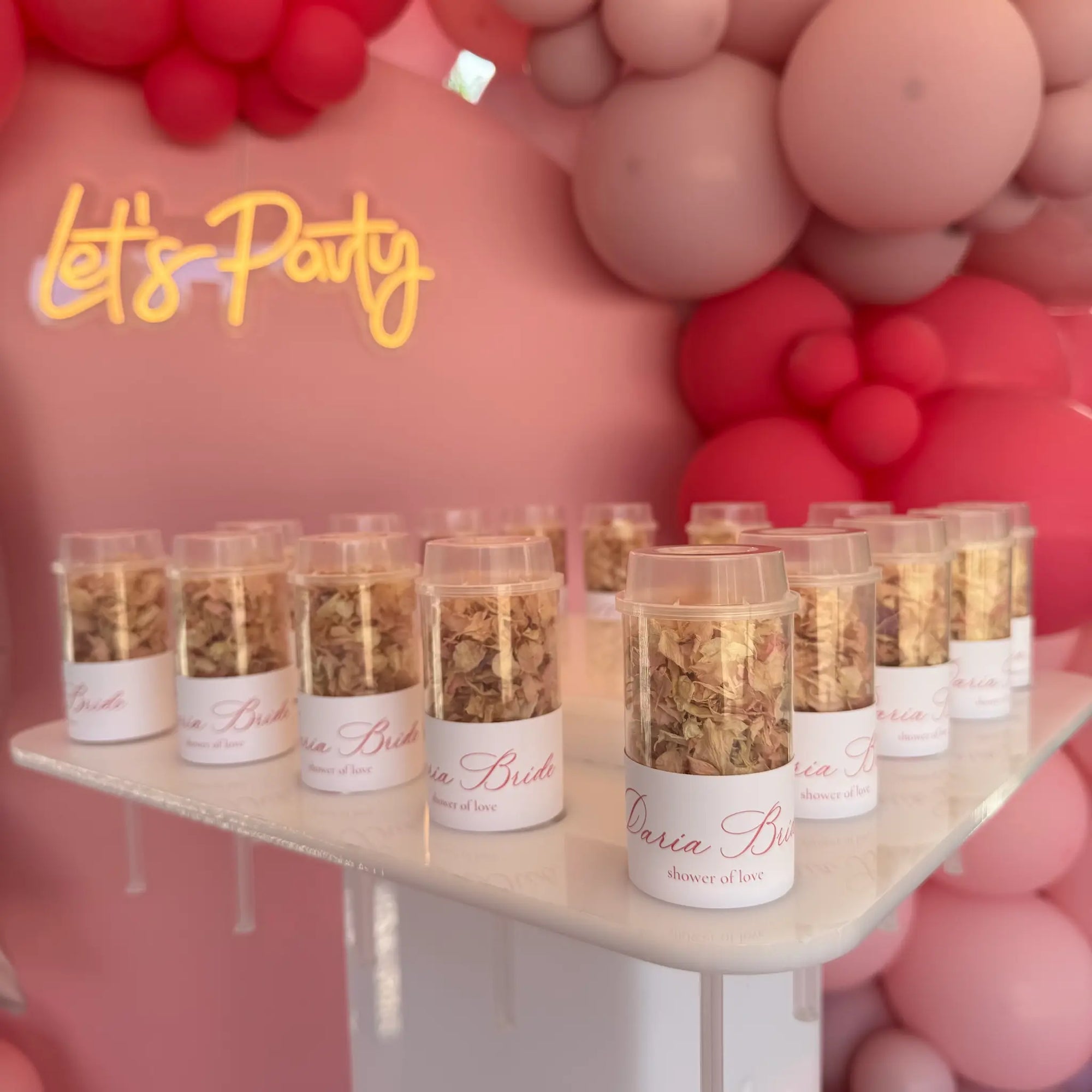 Confetti floral cu flori uscate nuntă, ideal pentru ceremonii romantice și intrarea mirilor – accesoriu premium Diandra Events