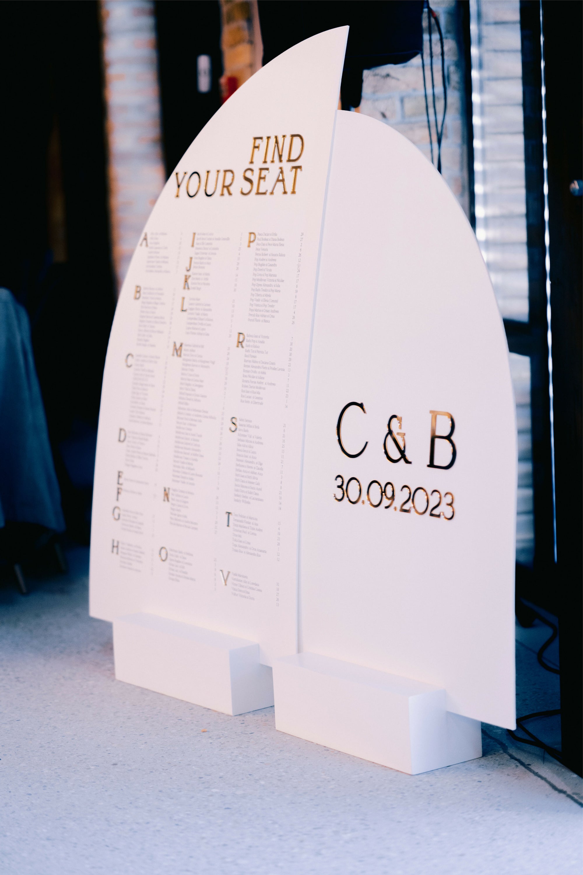 Semn acrilic premium pentru nuntă, chic modern, design elegant cu detalii aurii, realizat de Diandra Events