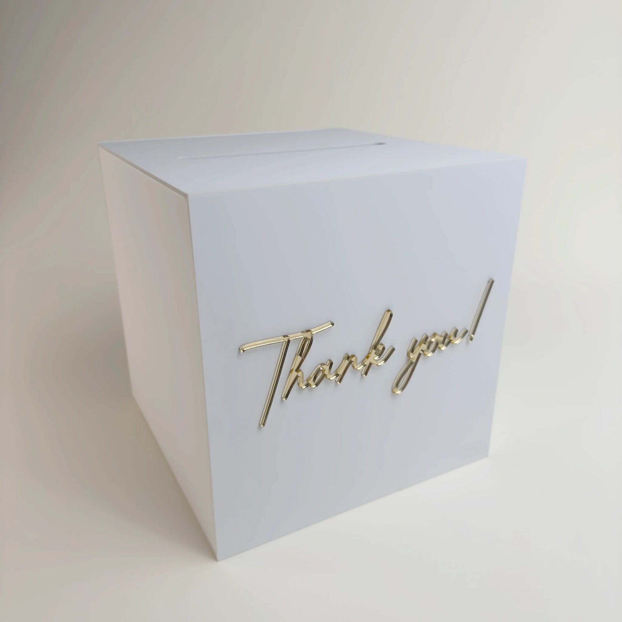 Cutie dar plexiglas alb cu text 3D auriu, model de unică folosință pentru nuntă, produs premium Diandra Events.