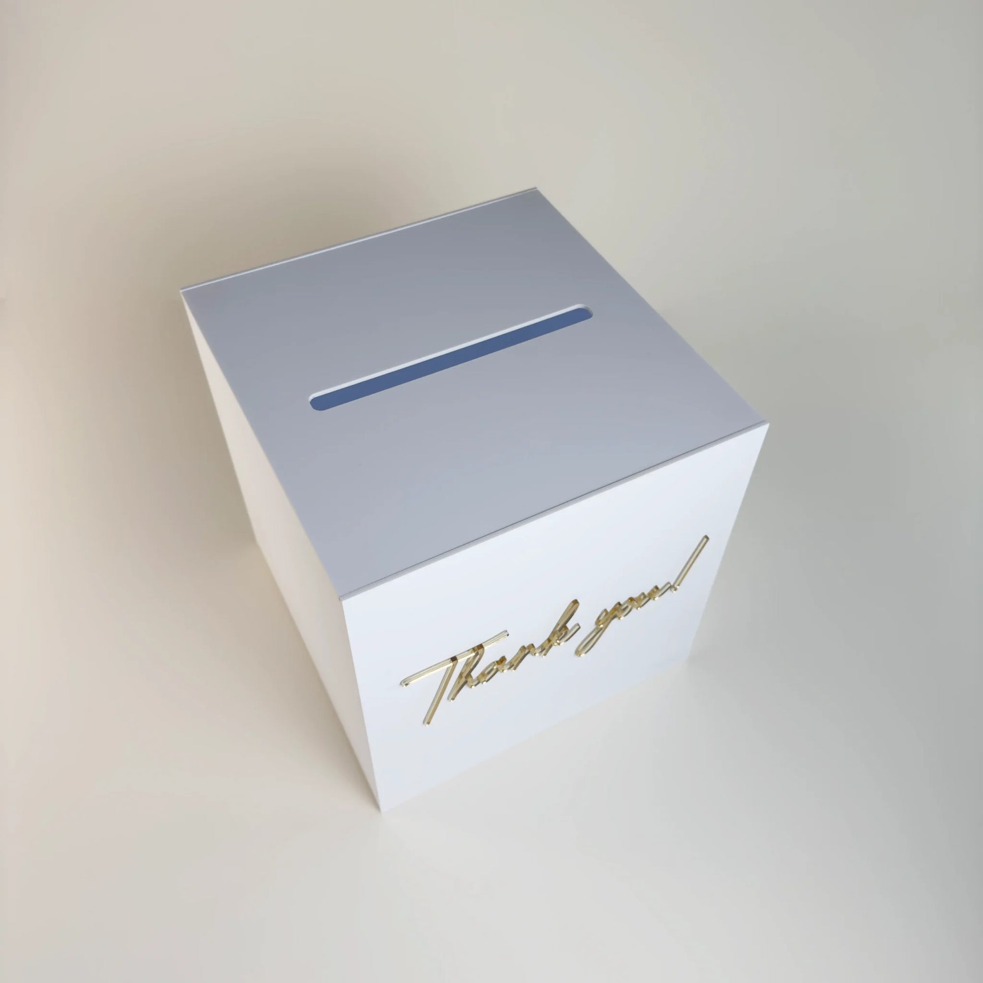 Cutie de dar nuntă plexiglas alb, inscripție aurie 3D, design unic și unică folosință – Diandra Events.