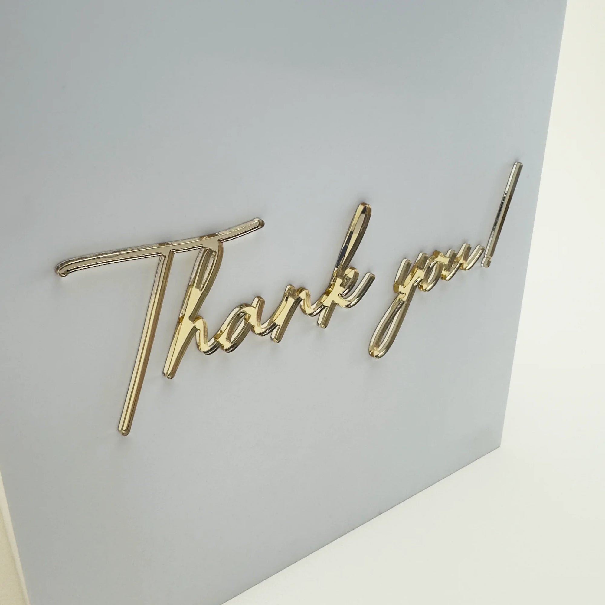 Cutie de dar plexiglas alb personalizată, inscripție aurie 3D „Thank you!”, modernă și elegantă, Diandra Events.