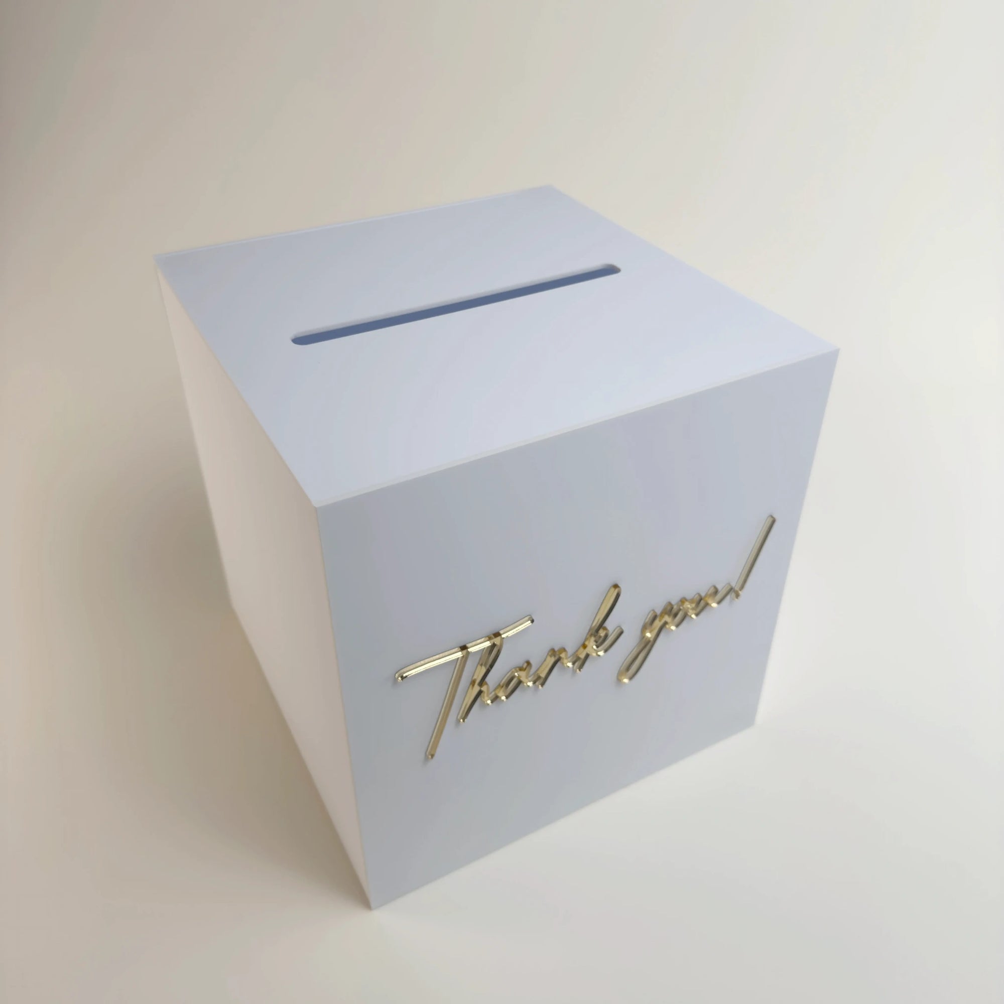 Cutie dar nuntă din plexiglas alb cu text 3D auriu „Thank you!”, design elegant, unică folosință – Diandra Events.