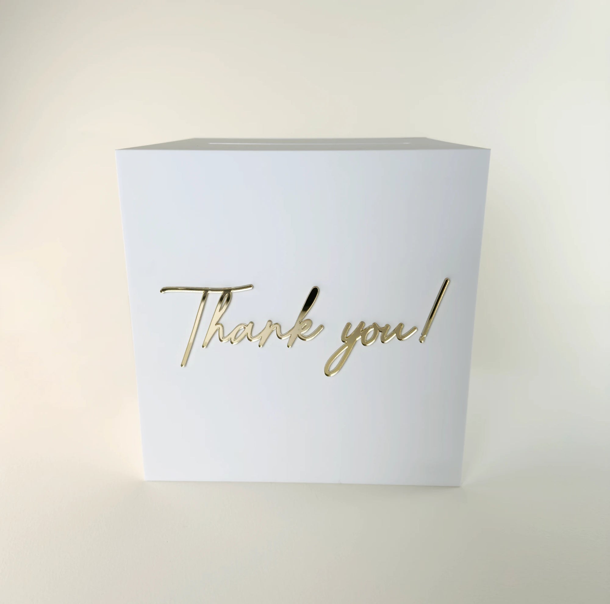 Cutie dar nuntă din plexiglas alb cu text 3D auriu „Thank you!”, design elegant, unică folosință – Diandra Events.