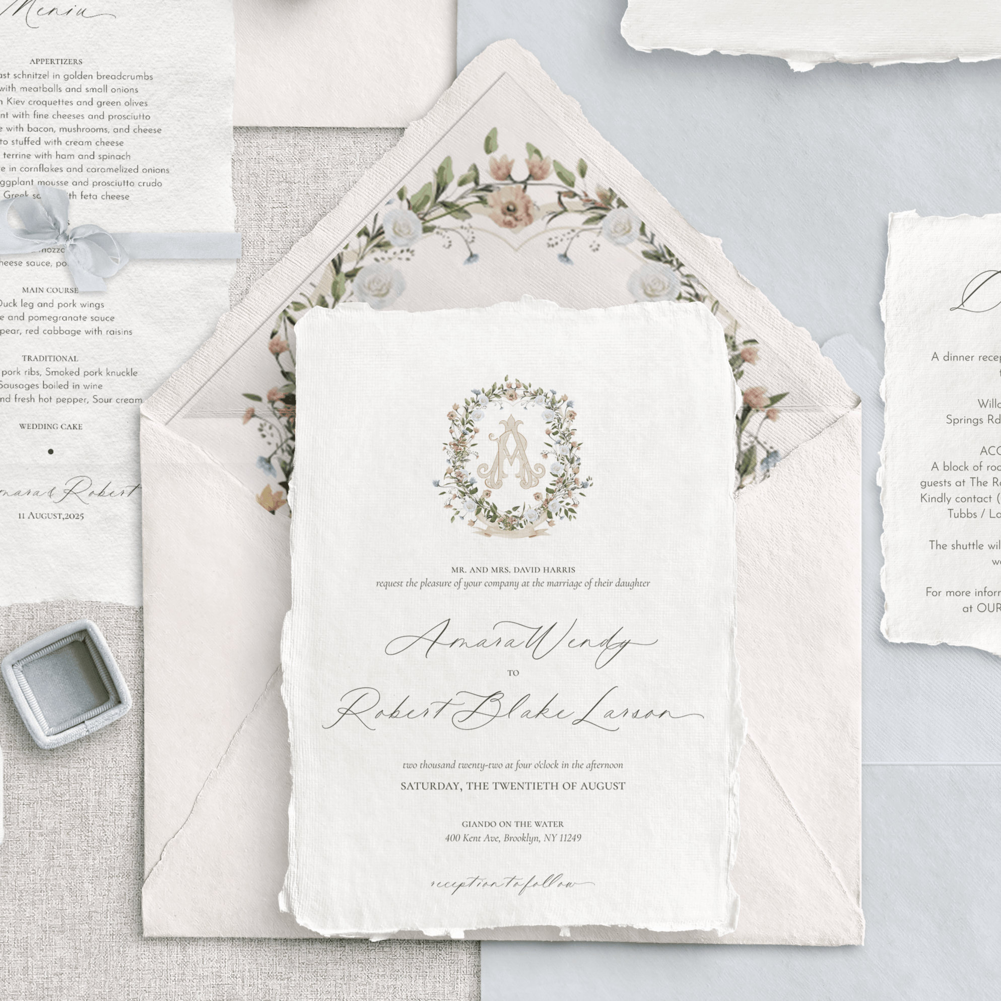 Invitație de nuntă cu monogramă acuarelă florală pe hârtie handmade, design elegant de la Diandra Events