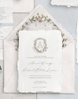 Invitație de nuntă cu monogramă acuarelă florală pe hârtie handmade, design elegant de la Diandra Events