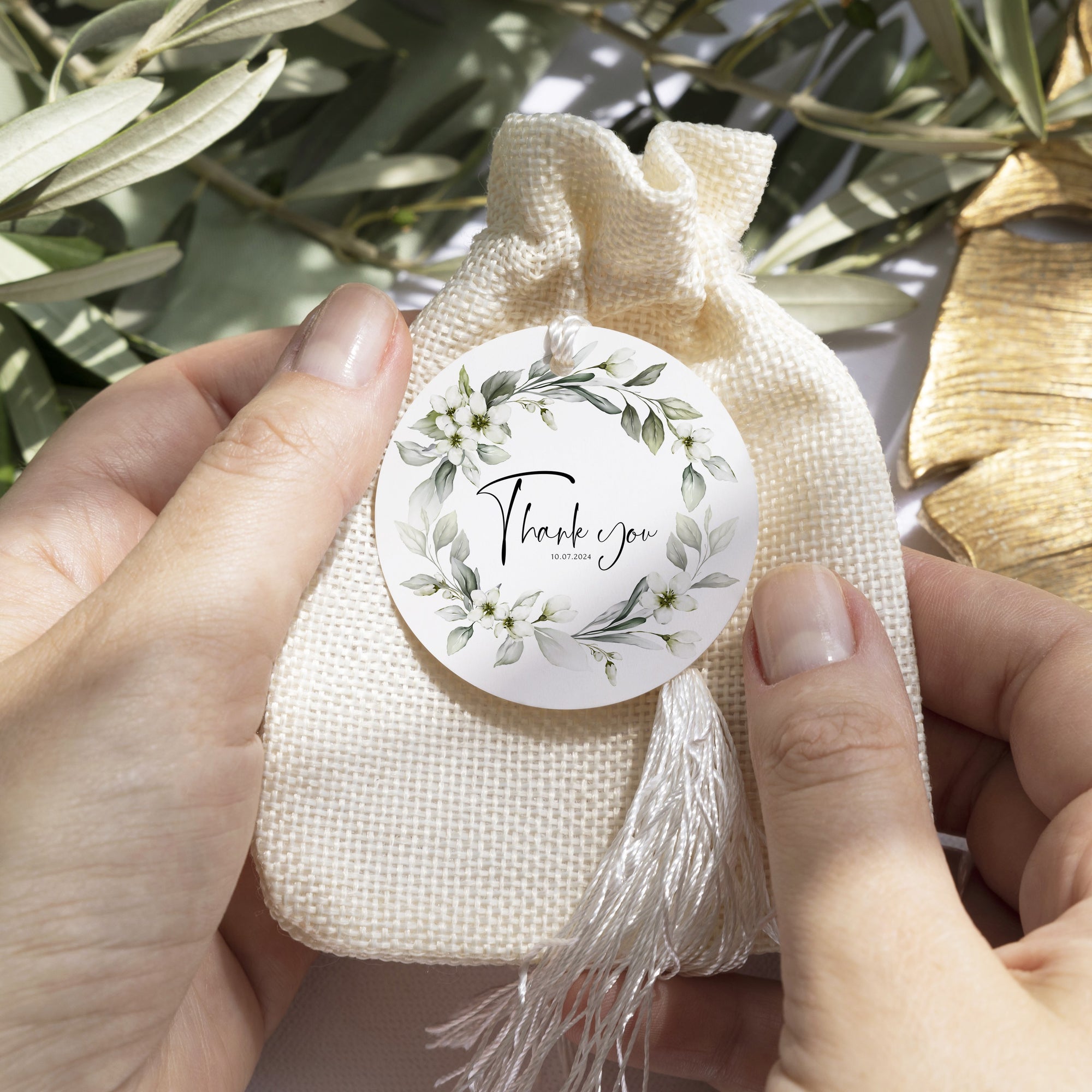 Etichetă rotundă personalizată nuntă din carton premium cu design floral – Diandra Events.