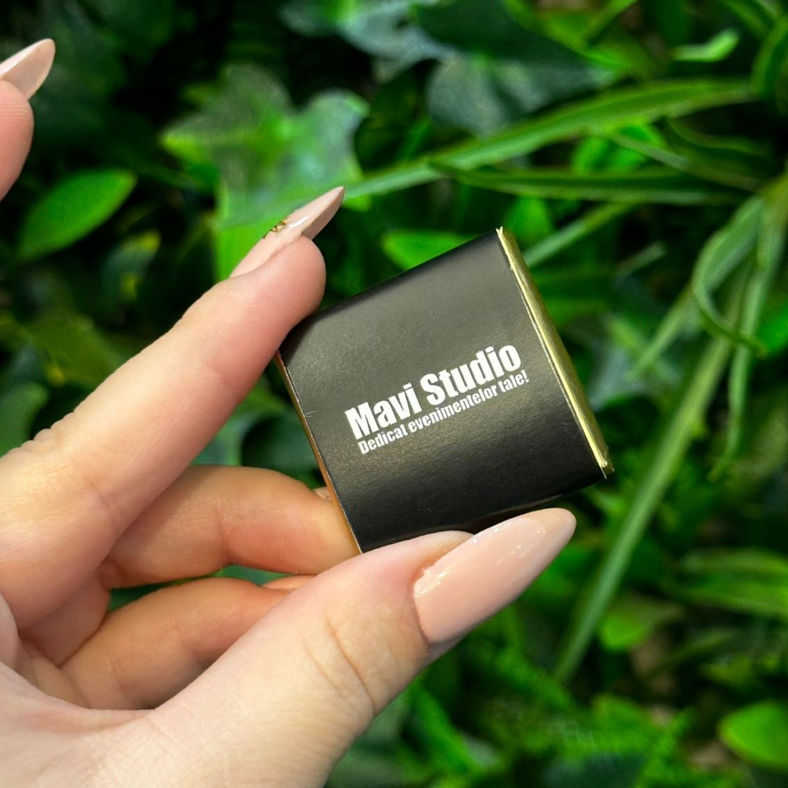 ciocolată artizanală personalizată cu sigla firmei, ambalaj premium pentru cadouri corporate și invitați – Diandra Events