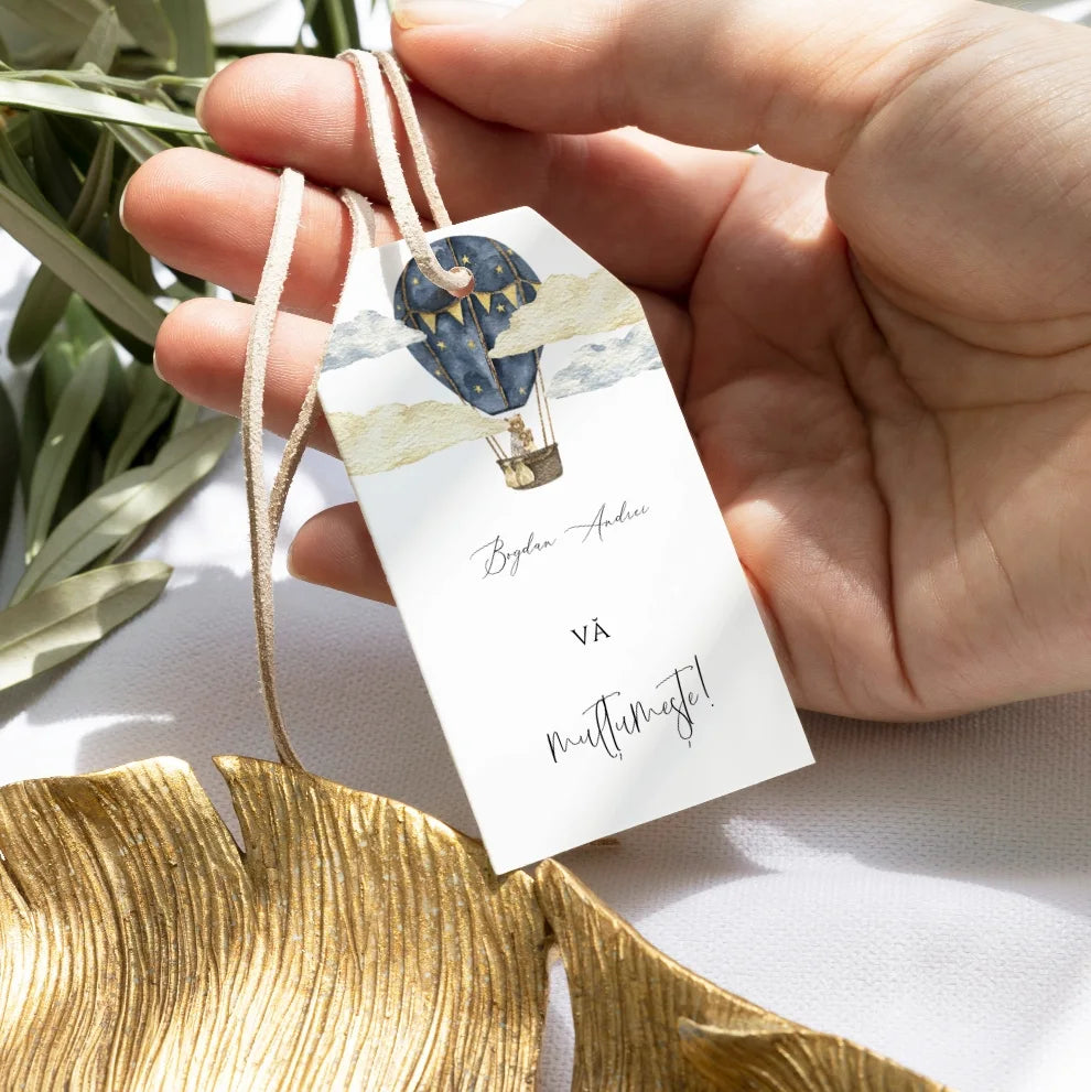 Etichetă personalizabilă botez cu balon cu aer cald și text auriu, realizată de Diandra Events.