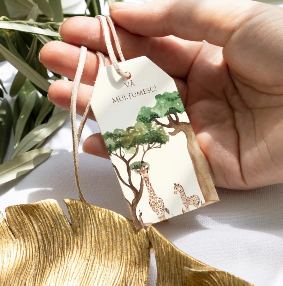 Etichetă personalizabilă botez cu girafe și decor safari, creată de Diandra Events.