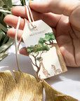 Etichetă personalizabilă botez cu girafe și decor safari, creată de Diandra Events.
