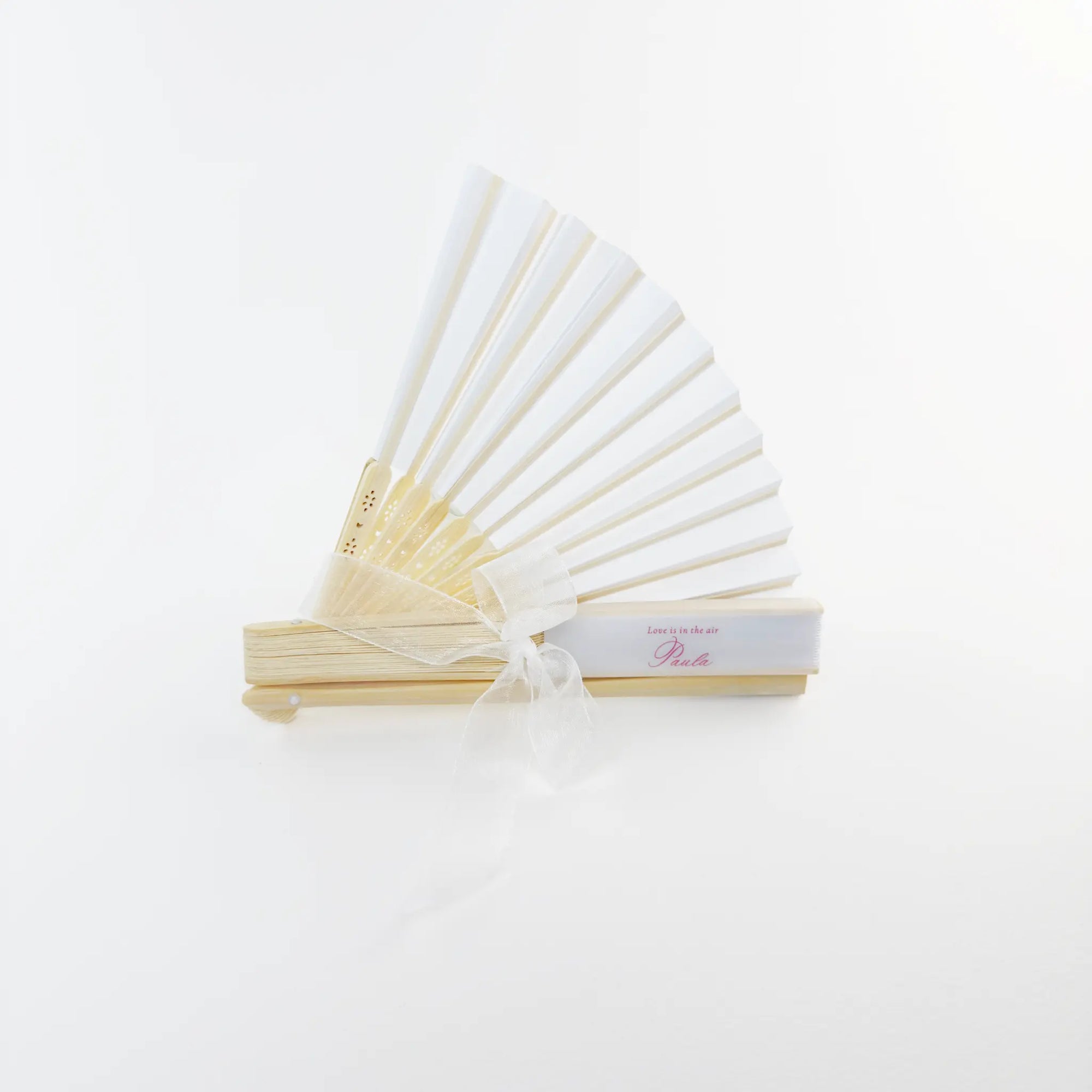 Evantai personalizat din lemn și material textil, mărturie elegantă de nuntă – Diandra Events