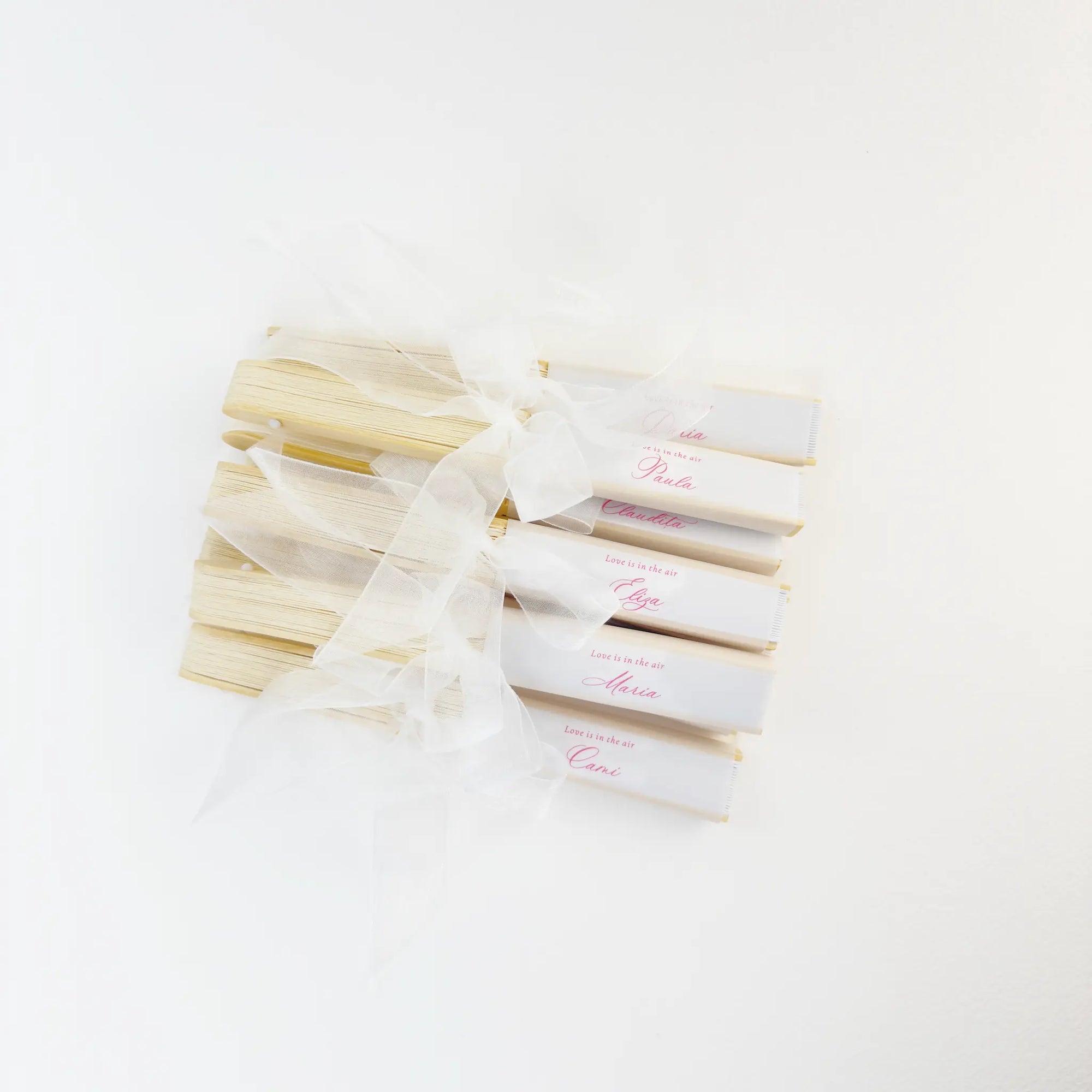 Evantai pliat cu panglică albă, mărturie personalizată pentru nunți – Diandra Events