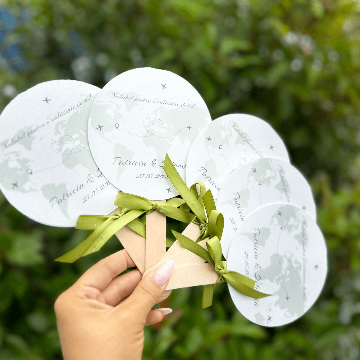 Evantaie de nuntă personalizate Diandra Events, temă călătorie cu hartă lumii, fundă satinată verde deschis, numele mirilor Patricia și Tania, dată 27.07.2024.