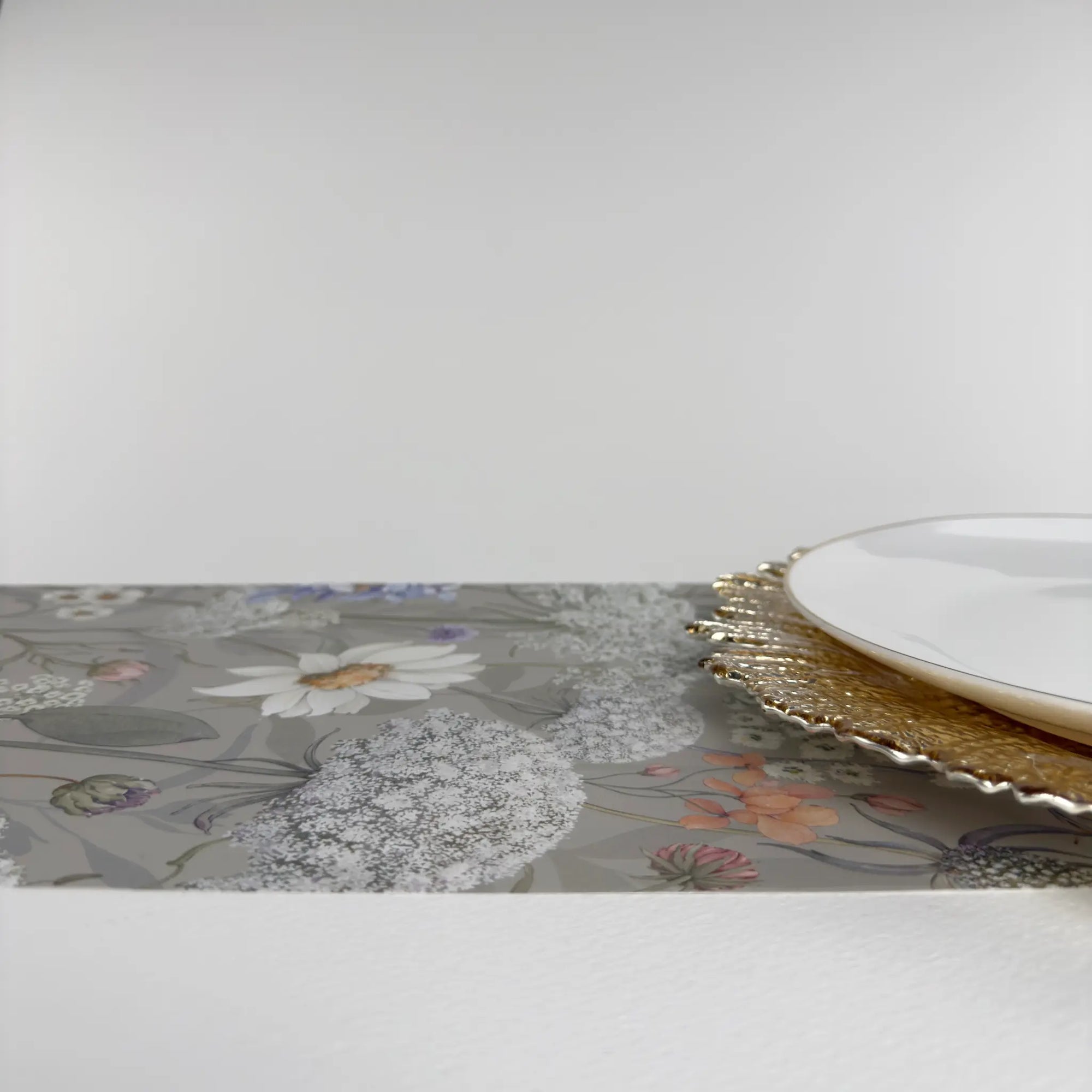 Față de masă personalizată în stil boho, cu imprimeu floral de câmp și flori sălbatice, decor premium pentru nuntă – Diandra Events