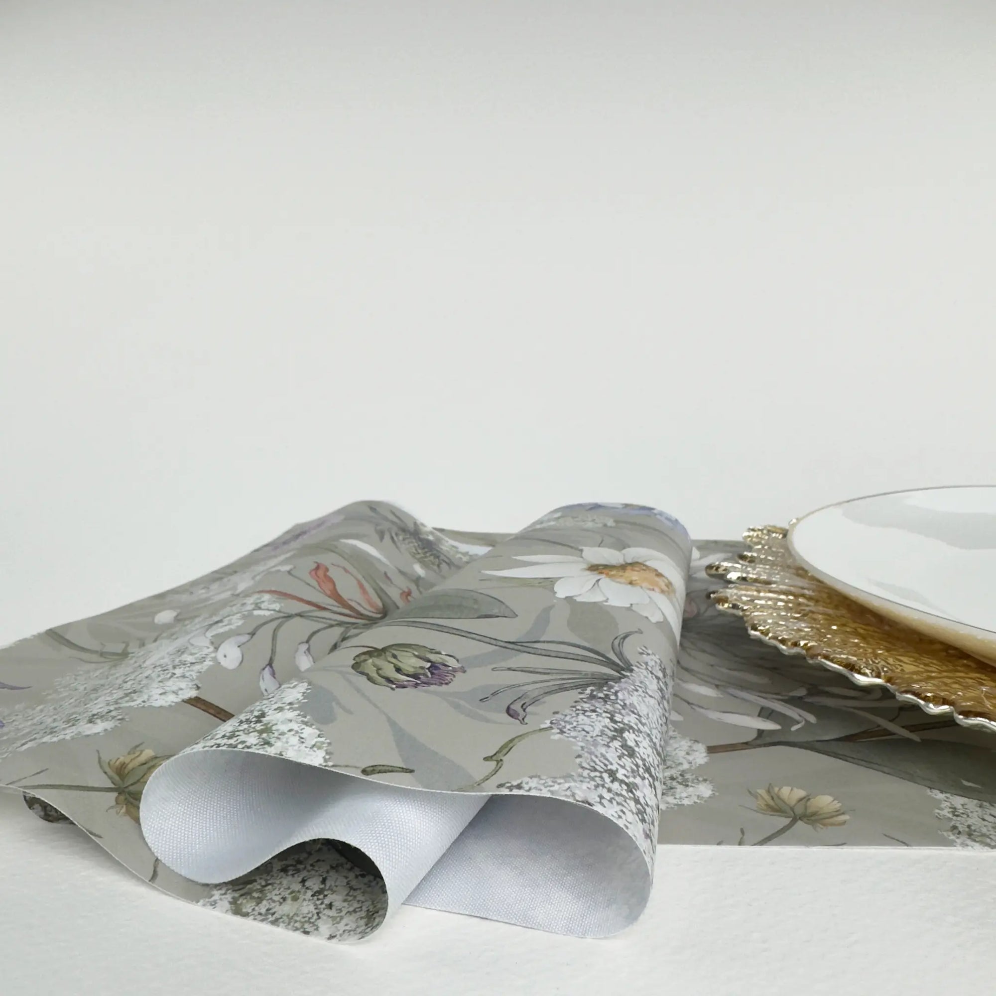 Față de masă florală cu imprimeu de flori sălbatice, decor elegant pentru masă de nuntă în stil botanical – Diandra Events