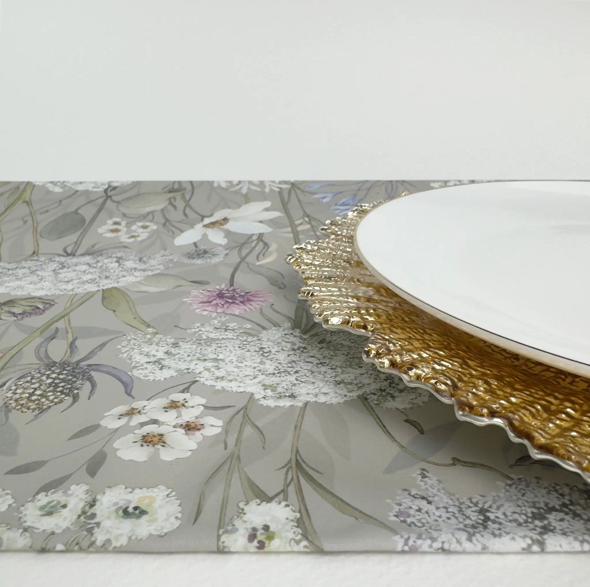 Față de masă florală personalizată, cu model de flori sălbatice și botanical, ideală pentru decorul unei nunți elegante – Diandra Events