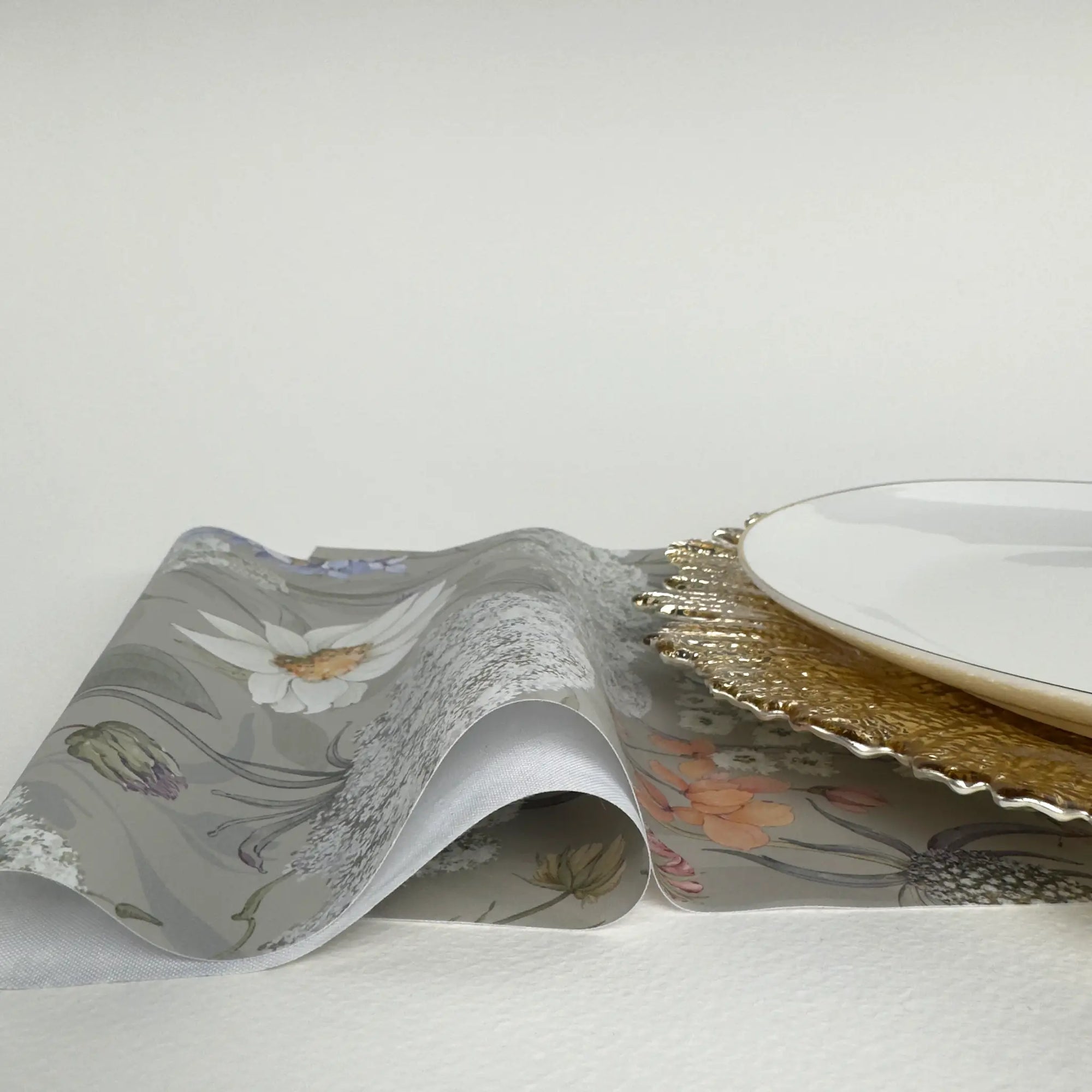 Față de masă personalizată cu imprimeu de flori de câmp, decor natural și romantic pentru nuntă – Diandra Events