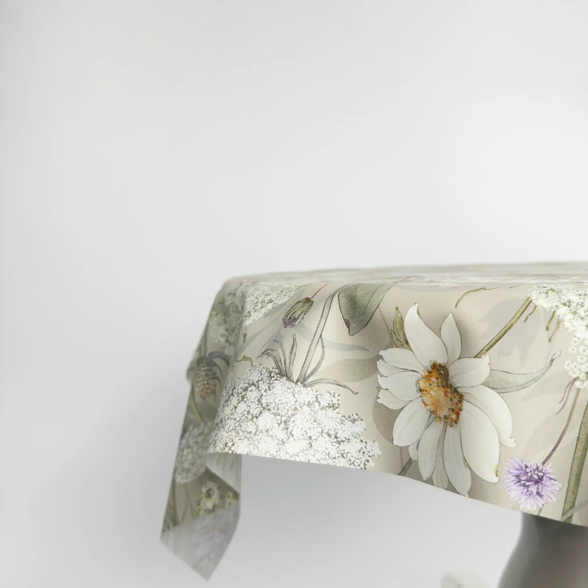 Decor de masă pentru nuntă în stil boho chic, cu imprimeu floral și flori sălbatice, personalizabil – Diandra Events