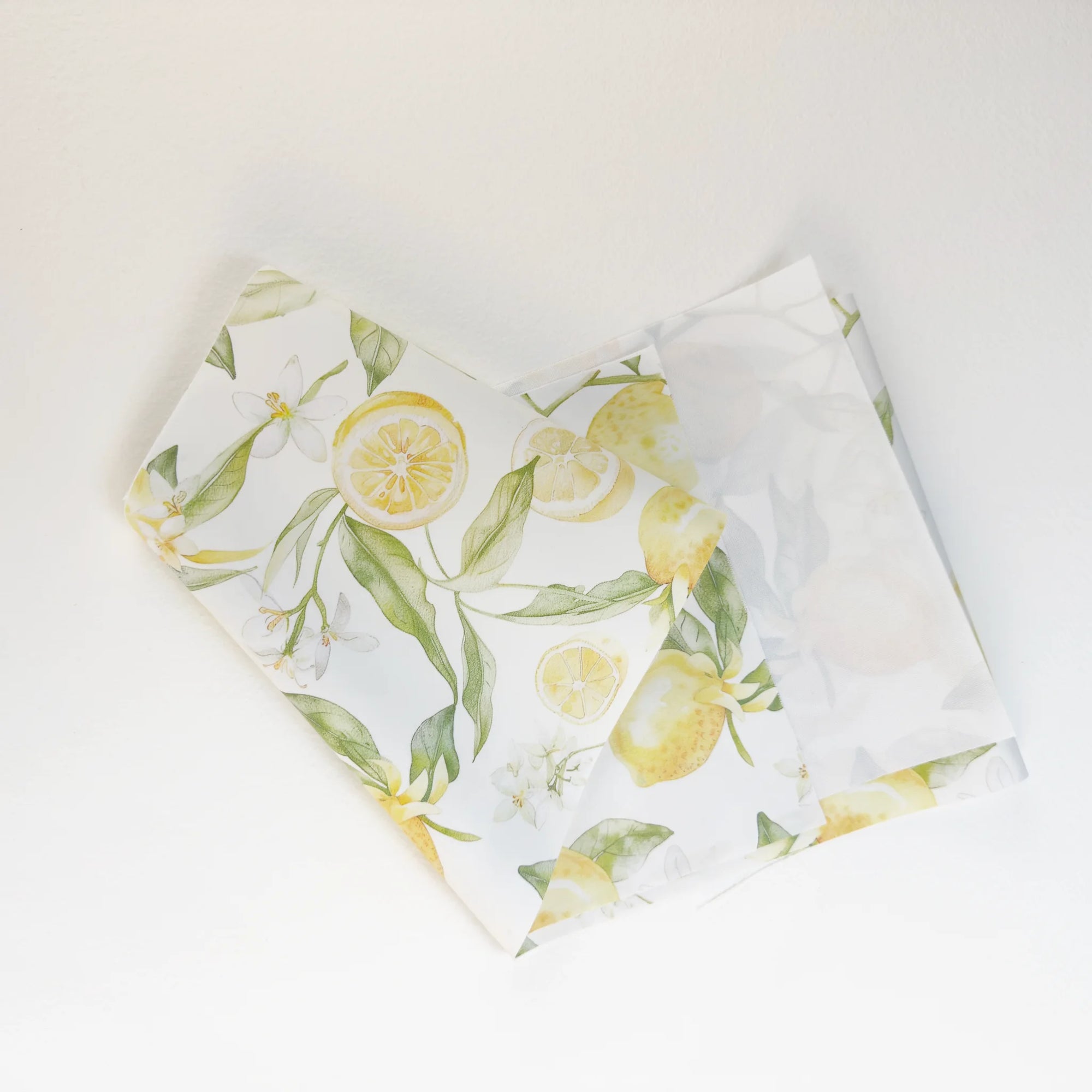 Față de masă tematică imprimată UV, model lămâi, ideală pentru decoruri premium la nuntă – Diandra Events